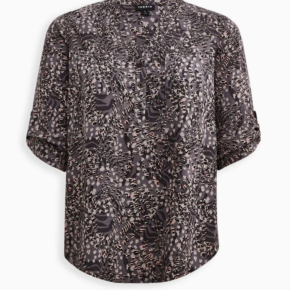 Torrid Animal Grey Harper Rayon Twill Pullover 3/4 Sleeve Blouse in Size 4 / 26 - Picture 3 of 13